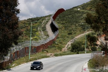 Pagar pembatas antara Amerika Serikat dan Meksiko
