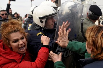 Migran dan pengungsi bentrok dengan polisi di Yunani