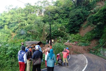 Longsoran tanah tutup bagian jalan Bandung-Garut lintas Talegong