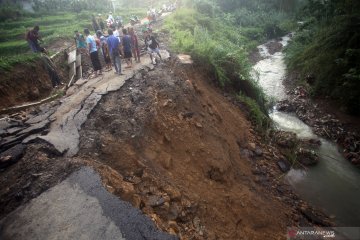 Akses jalan ke lokasi wisata di Sentul terputus akibat longsor