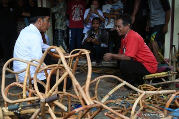 Jokowi kunjungi industri rotan rumahan di Cirebon
