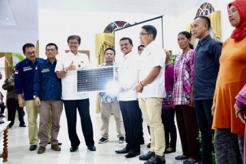 Kementerian ESDM serahkan lampu tenaga surya dan PJU-TS di Sumedang