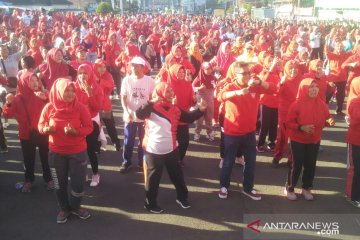 Ibu-ibu di Bandarlampung senam "goyang jempol Jokowi gaspol"