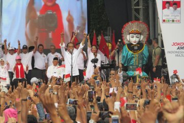 'Pasukan sapu lidi' di karnaval Indonesia Satu kampanye Jokowi-Ma'ruf