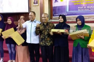 Mahasiswa Bidikmisi cumlaude mendapat hadiah laptop Menristekdikti