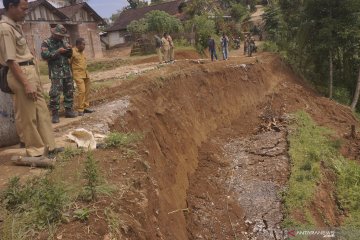 50 keluarga terancam terisolasi akibat longsor