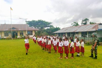 TNI latih pelajar SD perbatasan Papua tata cara upacara