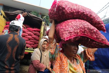 Kementan sebut operasi pasar bawang di Surabaya sukses turunkan harga
