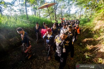 Prosesi adat labuhan gunung Merapi