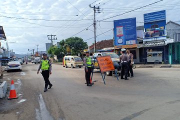 Akibat tertimbun longsor jalur Majalengka-Kuningan dialihkan