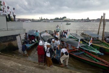 Ribuan peserta kampanye akbar Prabowo datang naik perahu