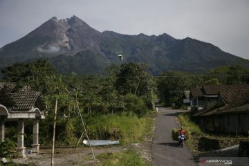 Guguran lava Gunung Merapi meluncur sejauh 900 meter