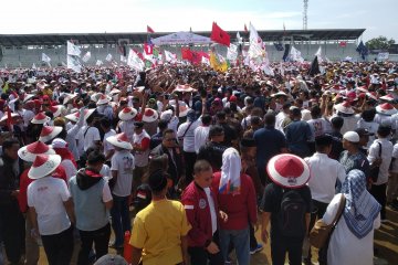 Ribuan massa Karawang menyemut menanti kedatangan Jokowi-Ma'ruf
