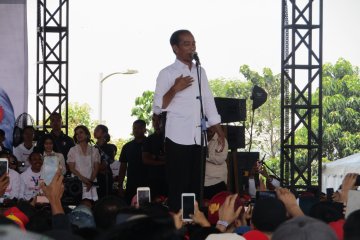 Di depan ribuan buruh, Jokowi janji revisi PP Pengupahan