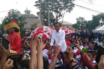 Warga Solo padati Slamet Riyadi sambut Jokowi