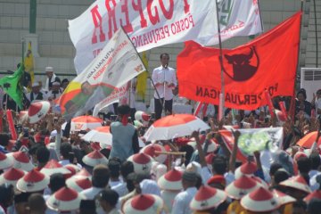 Jokowi perkenalkan tiga kartu sakti di Karawang