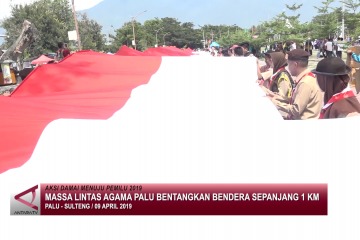 Massa lintas agama Palu bentangkan bendera sepanjang 1 km