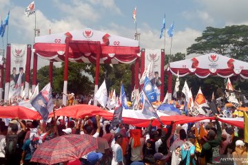 Massa mulai memenuhi Stadion Sriwedari mengikuti kampanye Prabowo