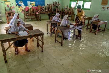 Ujian sekolah terkendala banjir