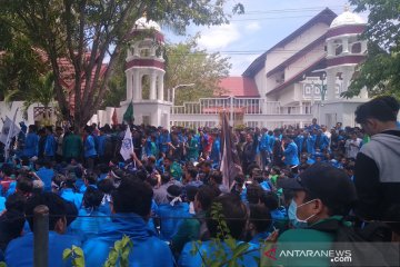 Ribuan mahasiswa kembali datangi Kantor Gubernur Aceh