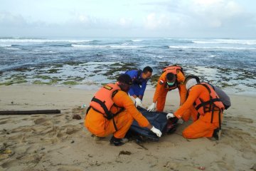 Wisatawan terseret ombak ditemukan tewas di Pantai Karang Papak