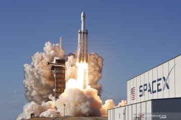 Roket SpaceX Falcon bawa satelit komunikasi Arabsat 6A ke orbit