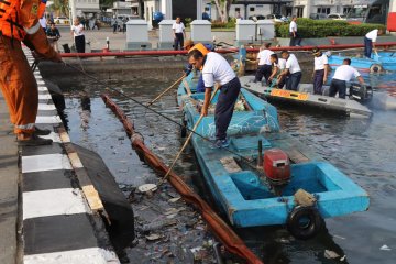Ratusan personel gabungan bersihkan sampah di Pelabuhan Tanjung Priok