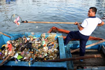 Prajurit TNI AL bersihkan sampah di laut Tanjung Priok