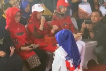 Eva Yuliana minta restu ibunda Presiden Jokowi