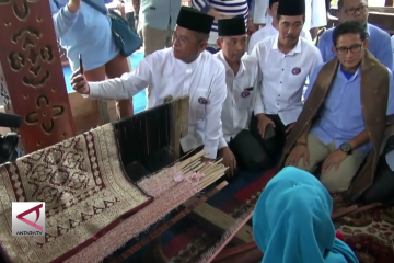 Sandiaga  janjikan pembiayaan dan promosi bagi penenun songket