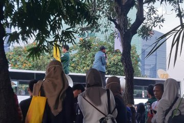 Ratusan mahasiswa demo di lokasi debat kelima