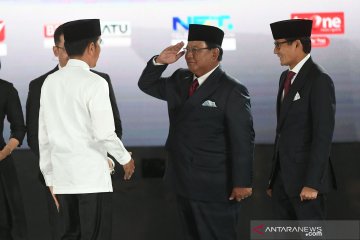 Prabowo hormat ke Jokowi saat tiba di panggung debat