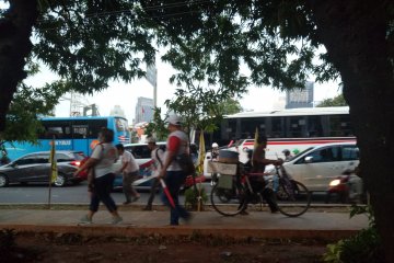 Sabtu sore, jalan Gatot Subroto padat merayap