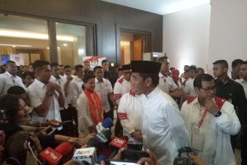 Jokowi mengangguk ketika ditanya akan Umroh