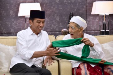 Jokowi dapat hadiah surban dari Mbah Moen dan tasbih dari Habib Luthfi