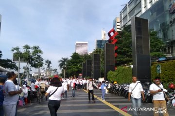 Pintu utama GBK depan FX Sudirman mulai dipadati massa