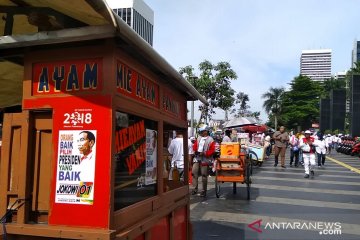 Berjualan di lokasi kampanye GBK, dagangan PKL laris diserbu pembeli