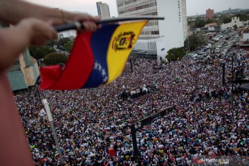 Pemimpin oposisi Venezuela Juan Guaido berorasi di depan para pendukungnya di Maracaibo