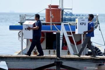 KPU mulai distribusikan logistik Pemilu serentak 2019 ke Kepulauan Seribu