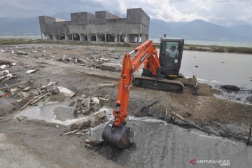 Bantuan pembersihan dan perbaikan kawasan produksi garam