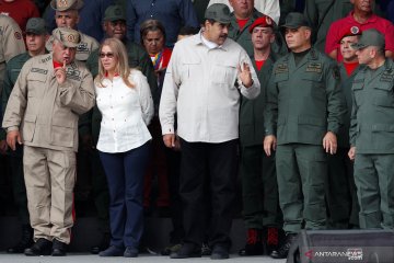 Maduro tampil bersama menteri pertahanan setelah upaya kudeta