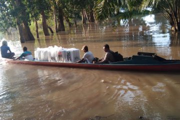 Pendistribusikan logistik pemilu di Waykanan