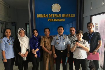 Sekeluarga pengungsi Iran pulang dengan sukarela dari Indonesia