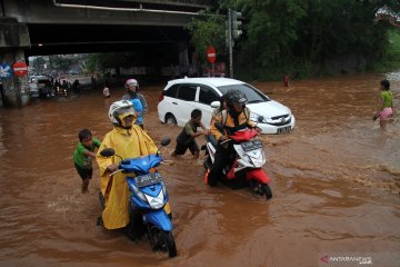 Banjir di bawah jembatan tol Caman Bekasi