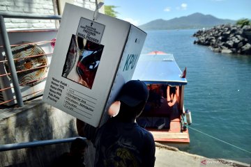 Distribusi logistik pemilu ke Pulau Bunaken
