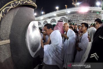 Presiden Jokowi mencium Hajar Aswad