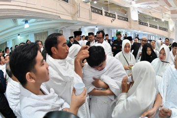 Presiden Jokowi potong rambut putranya lengkapi prosesi ibadah umroh
