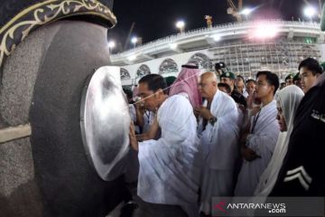 PRESIDEN JOKOWI MENCIUM HAJAR ASWAD