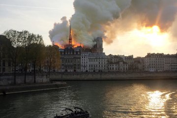 Kebakaran hancurkan katedral Notre-Dame di Paris