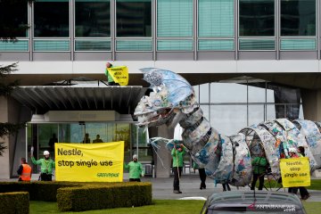 Greenpeace unjuk rasa tolak penggunaan plastik di kantor pusat Nestle